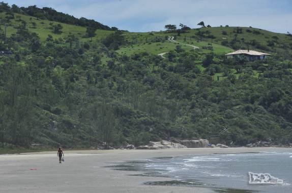 A Ana é a única pessoa na Praia Vermelha, no nosso caminho entre a Praia do Rosa e a Praia da Ferrugem, em Garopaba, litoral sul de Santa Catarina